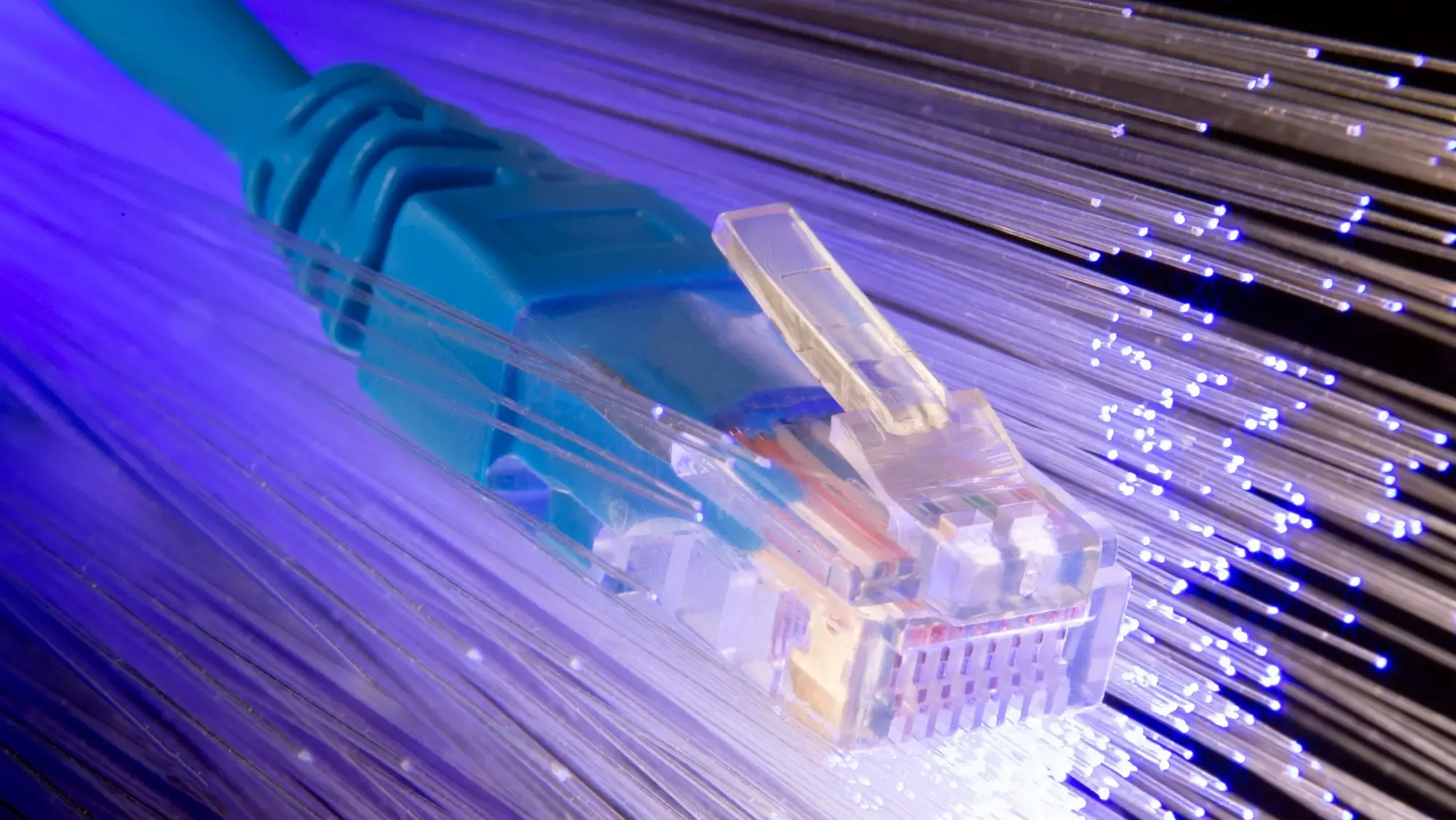 Schemat sieci VLAN w firmie, pokazujący oddzielne wirtualne segmenty dla działu IT, HR i gości, z podpisanymi tagami VLAN i kontrolą dostępu